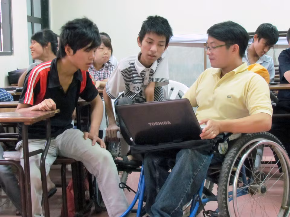 Người khuyết tật ở huyện Thăng Bình, tỉnh Quảng Nam được hỗ trợ nghề nghiệp từ Dự án Hãy nắm tay Tôi, giai đoạn 2018-2021. (Ảnh: TTXVN phát)
