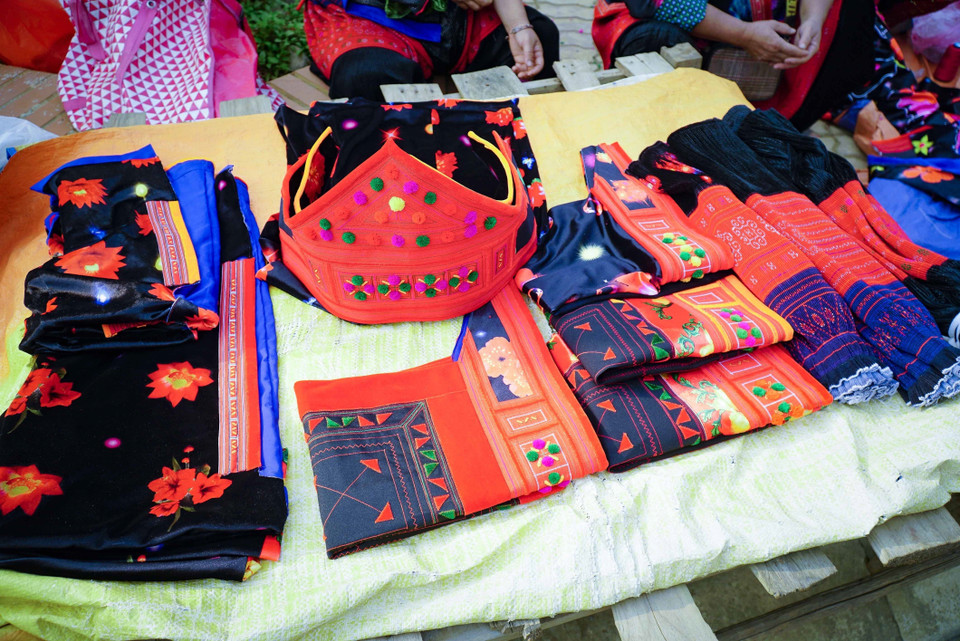 Chợ họp từ sáng đền xế chiều với hàng hóa mang xuống trao đổi chủ yếu là nông sản, dụng cụ lao động sản xuất và trang phục các dân tộc. (Ảnh: Xuân Tư/TTXVN)