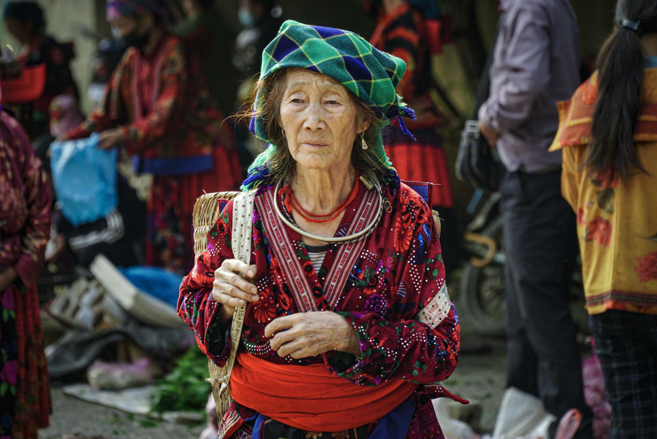 Đồng bào dân tộc Mông ở huyện Tủa Chùa (Điện Biên) đi chợ phiên Xá Nhè. (Ảnh: Xuân Tư/TTXVN)