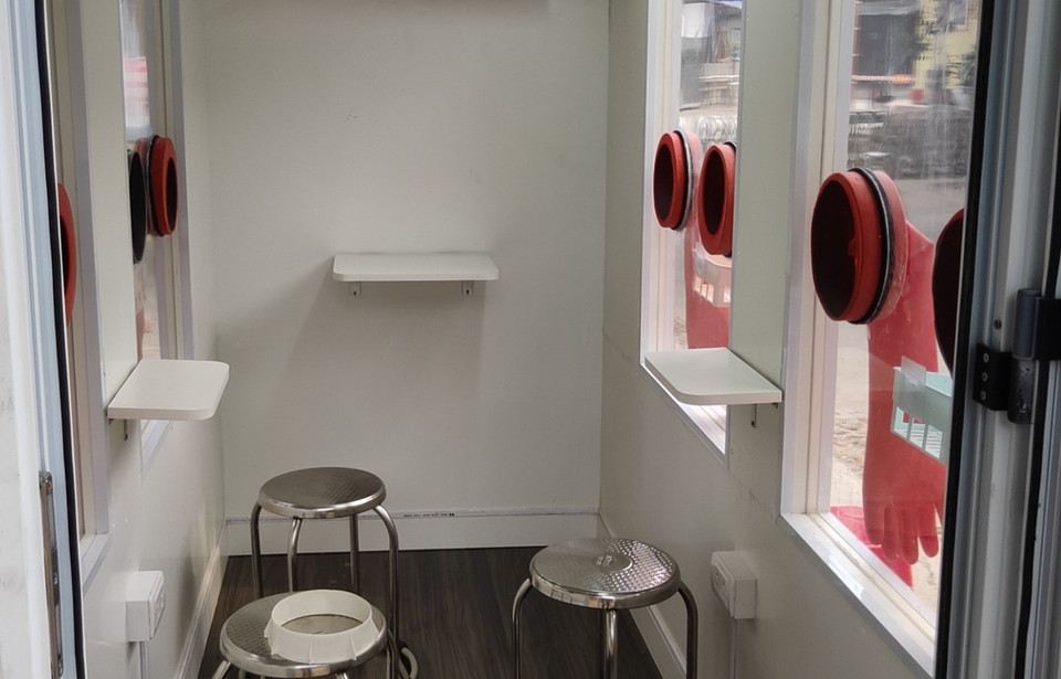 Buồng cũng chuẩn bị 4 ghế ngồi tạm nghỉ cho bác sỹ đỡ mỏi chân. (Ảnh: PV/Vietnam+)