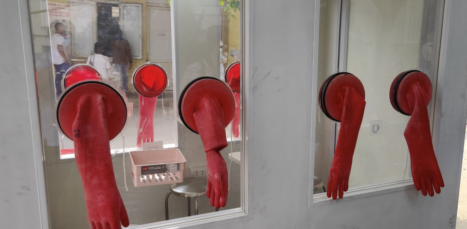 Một buồng xét nghiệm sẽ có 4 cửa tương ứng với 4 người xét nghiệm cùng lúc. (Ảnh: PV/Vietnam+)