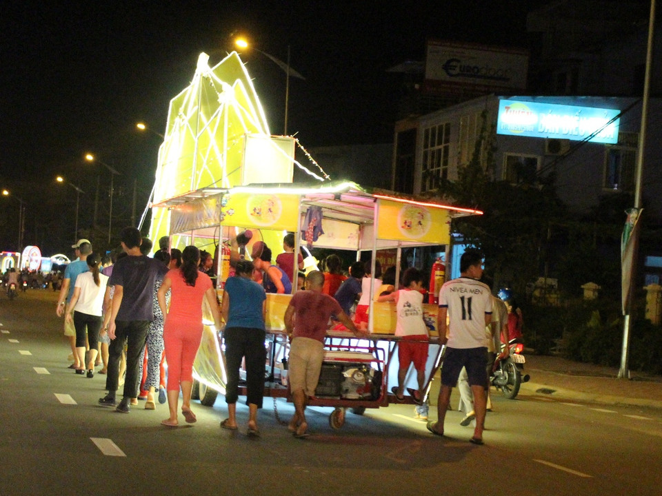  Lễ hội Trung Thu "khổng lồ" ở Tuyên Quang xuất phát từ tấm lòng yêu trẻ của người dân thành phố. (Ảnh: Hùng Võ/Vietnam+)