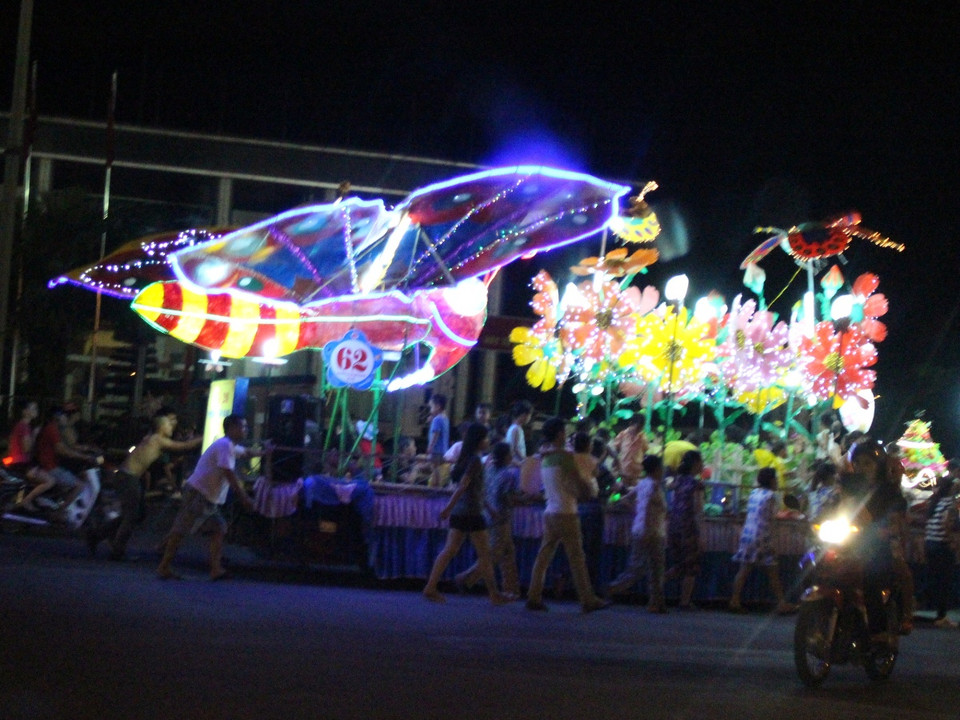 Người dân các tổ dân phố, phường tập duyệt trước ngày diễn ra lễ hội Thành Tuyên năm 2015 để chào đón Trung Thu. (Ảnh: Hùng Võ/Vietnam+)