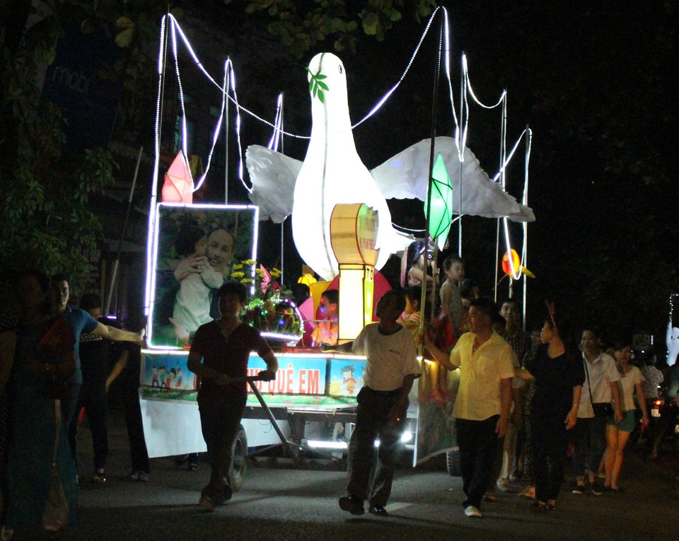 Người dân xứ Tuyên làm những con giống, những mô hình, lồng đèn khổng lồ mô phỏng nội dung những câu chuyện cổ tích, ngụ ngôn hoặc những nhân vật lịch sử rước trong những đêm Trăng tháng Tám. (Ảnh: Hùng Võ/Vietnam+)