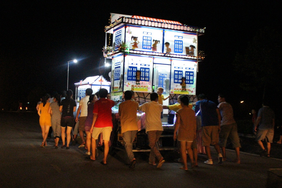 Các mô hình Trung Thu "khổng lồ" mô phỏng các sự tích dân gian, mô hình con giống gắn với đời sống của trẻ thơ nối đuôi nhau tạo thành vệt sáng trải dài. (Ảnh: Hùng Võ/Vietnam+)