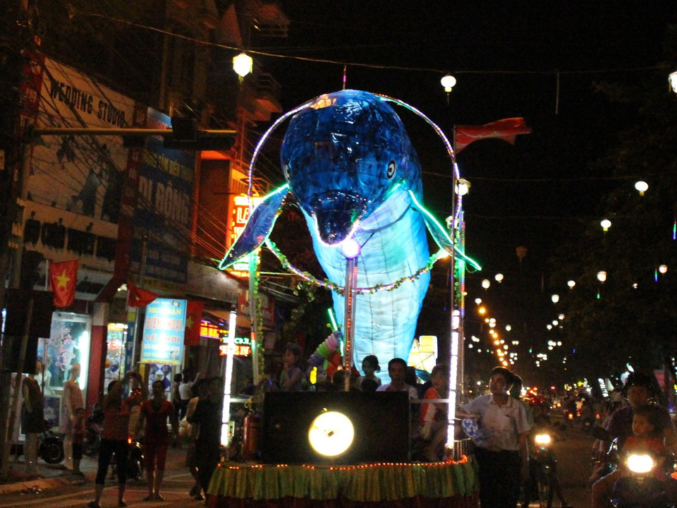 Người dân các tổ dân phố, phường tập duyệt trước ngày diễn ra lễ hội Thành Tuyên năm 2015 để chào đón Trung Thu. (Ảnh: Hùng Võ/Vietnam+)