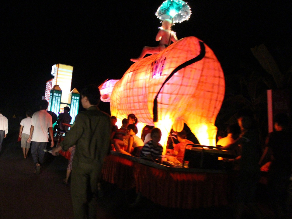 Người dân xứ Tuyên làm những con giống, những mô hình, lồng đèn "khổng lồ" mô phỏng nội dung những câu chuyện cổ tích, ngụ ngôn hoặc những nhân vật lịch sử rước trong những đêm Trăng tháng Tám. (Ảnh: Hùng Võ/Vietnam+)