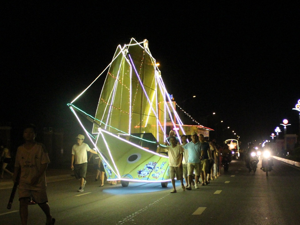 Người dân các tổ dân phố, phường tập duyệt trước ngày diễn ra lễ hội Thành Tuyên năm 2015 để chào đón Trung Thu. (Ảnh: Hùng Võ/Vietnam+)