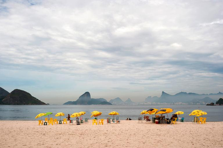 Bãi biển Icaraí ở Rio de Janeiro, Brazil với những vách đá dựng đứng dọc theo bờ biển là nơi nghỉ dưỡng tuyệt vời. (Nguồn: Nat Geo)