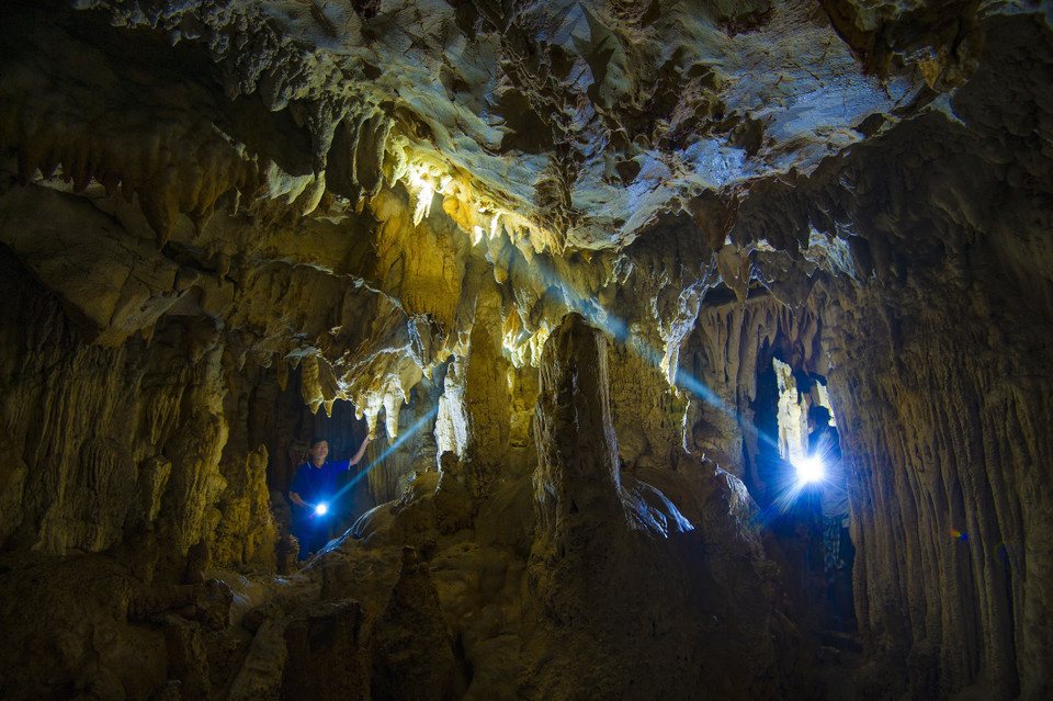 Trong động với vô vàn cột đá, nhũ đá với nhiều màu sắc và hình thù lạ tạo nên sự lung linh huyền ảo. (Ảnh: Minh Đức/TTXVN)