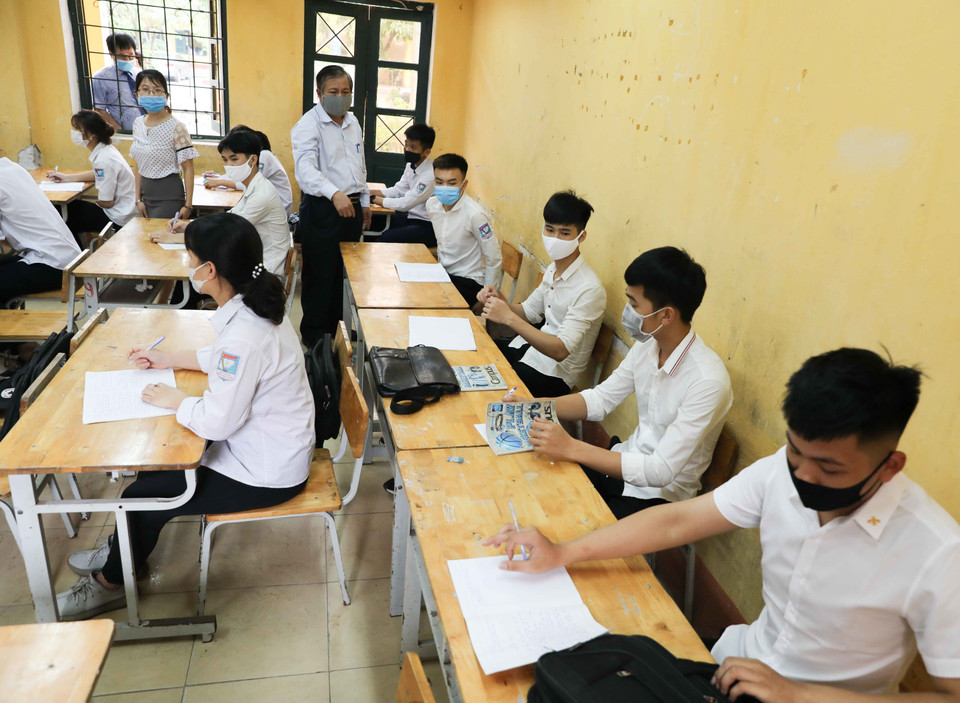 Đoàn kiểm tra đột xuất tại Trung tâm Giáo dục nghề nghiệp - Giáo dục thường xuyên huyện Đông Anh (Hà Nội). (Ảnh: Thanh Tùng/TTXVN)