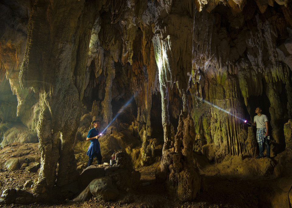 Trong động với vô vàn cột đá, nhũ đá với nhiều màu sắc và hình thù lạ tạo nên sự lung linh huyền ảo. (Ảnh: Minh Đức/TTXVN)
