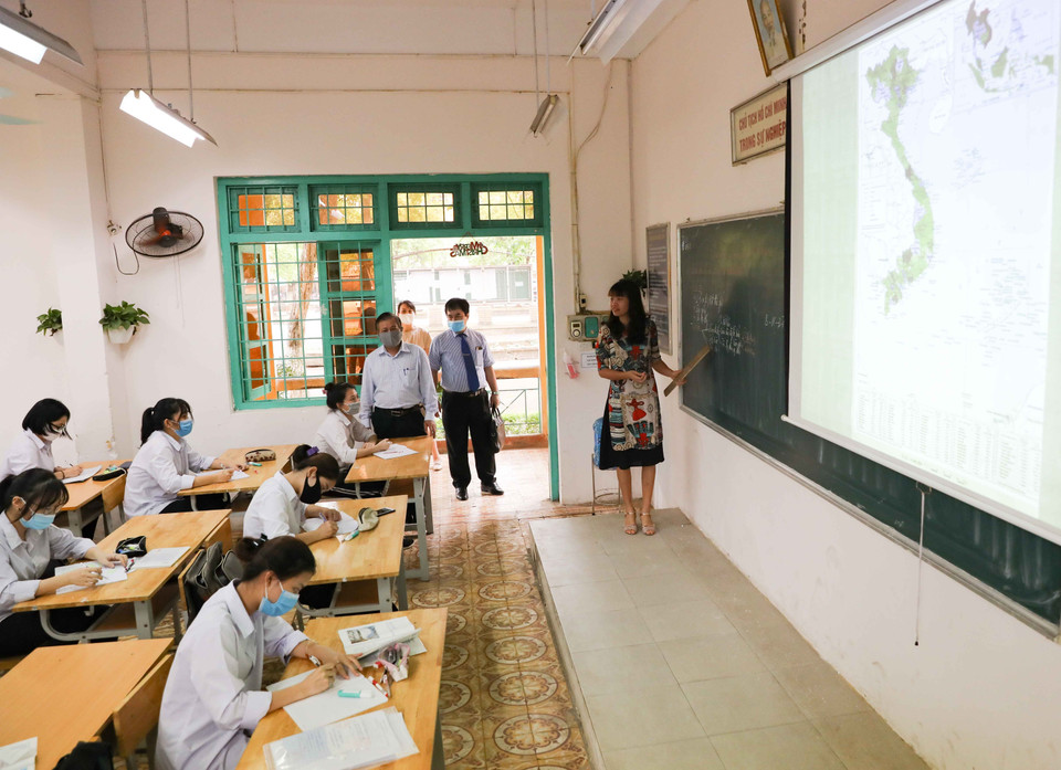 Ông Lê Ngọc Quang, Phó Giám đốc Sở Giáo dục và Đào tạo Hà Nội kiểm tra đột xuất tại Trường THPT Đông Anh, huyện Đông Anh (Hà Nội). (Ảnh: Thanh Tùng/TTXVN)