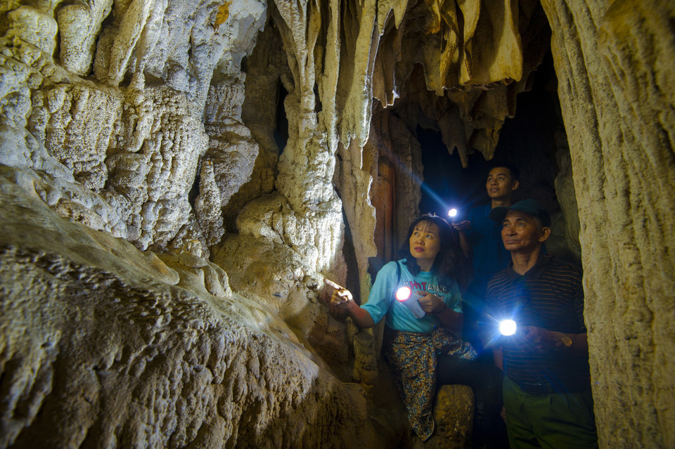 Du khách chiêm ngưỡng vẻ đẹp của động Trà Tu. (Ảnh: Minh Đức/TTXVN)