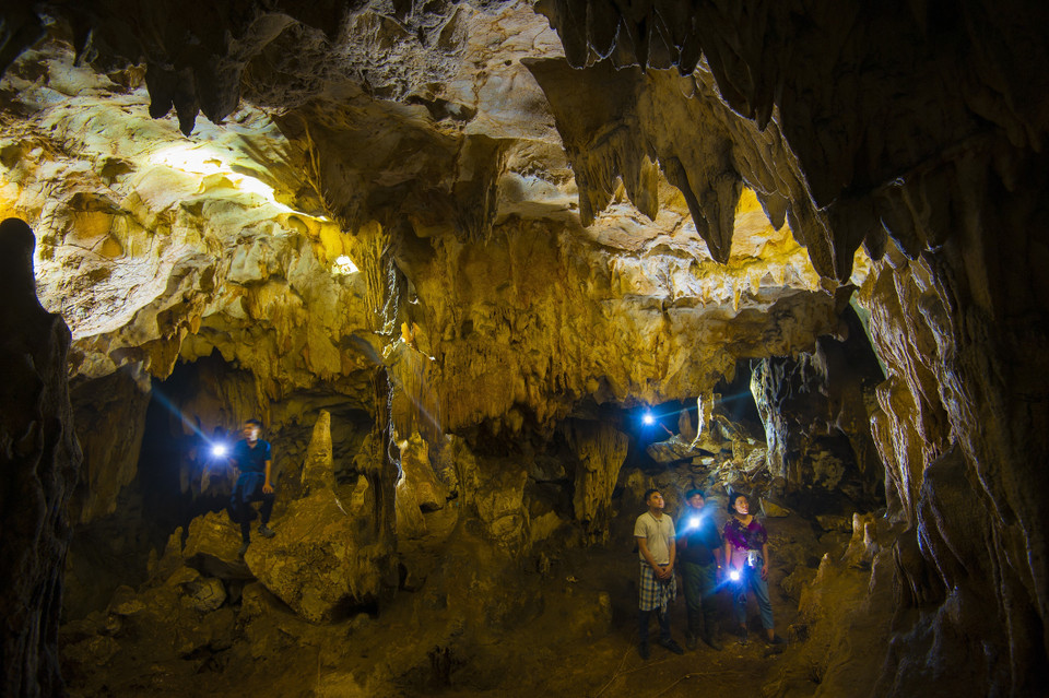 Trong động với vô vàn cột đá, nhũ đá với nhiều màu sắc và hình thù lạ tạo nên sự lung linh huyền ảo. (Ảnh: Minh Đức/TTXVN)