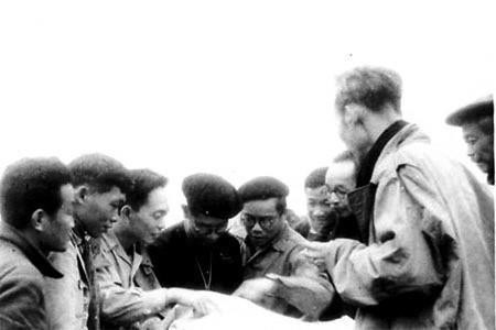 Chủ tịch Hồ Chí Minh nghe Bộ chỉ huy Chiến dịch Việt Bắc – Thu Đông 1947 báo cáo kế hoạch tác chiến, bố trí lực lượng chiến dịch. (Ảnh: Tư liệu TTXVN)