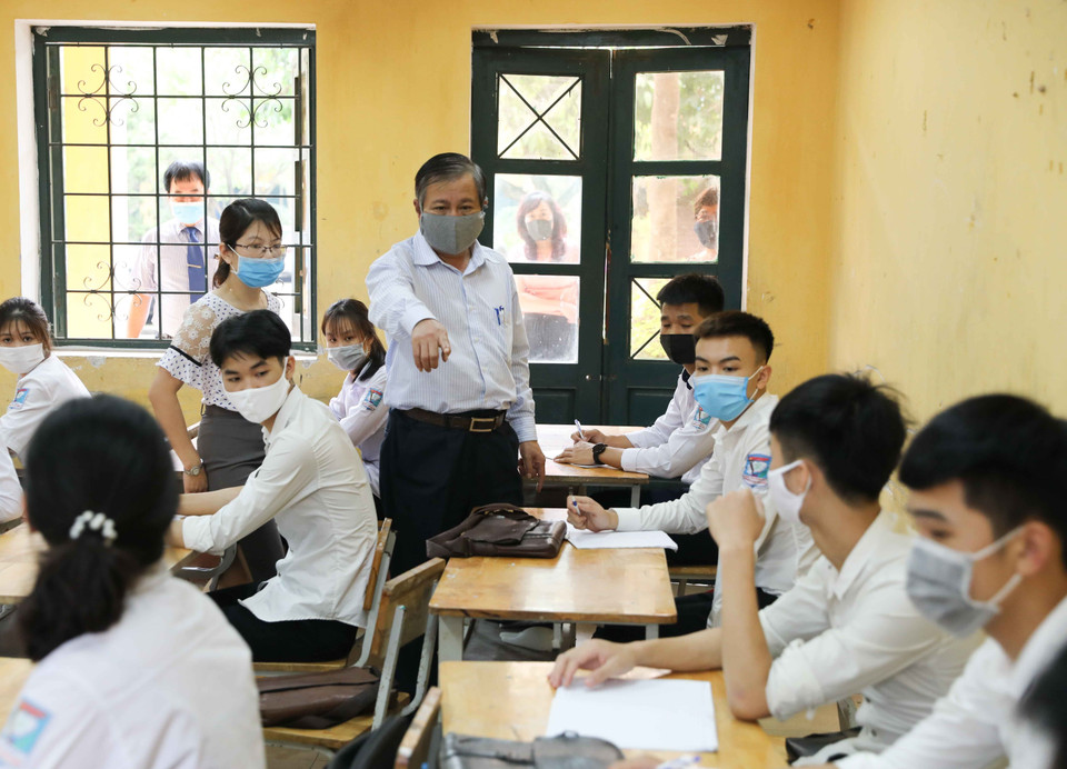 Ông Lê Ngọc Quang, Phó Giám đốc Sở Giáo dục và Đào tạo Hà Nội kiểm tra đột xuất tại Trung tâm Giáo dục nghề nghiệp - Giáo dục thường xuyên huyện Đông Anh (Hà Nội). (Ảnh: Thanh Tùng/TTXVN)