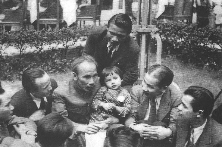  Chủ tịch Hồ Chí Minh gặp gỡ kiều bào trong chuyến thăm Pháp, năm 1946. (Ảnh: Tư liệu/TTXVN)