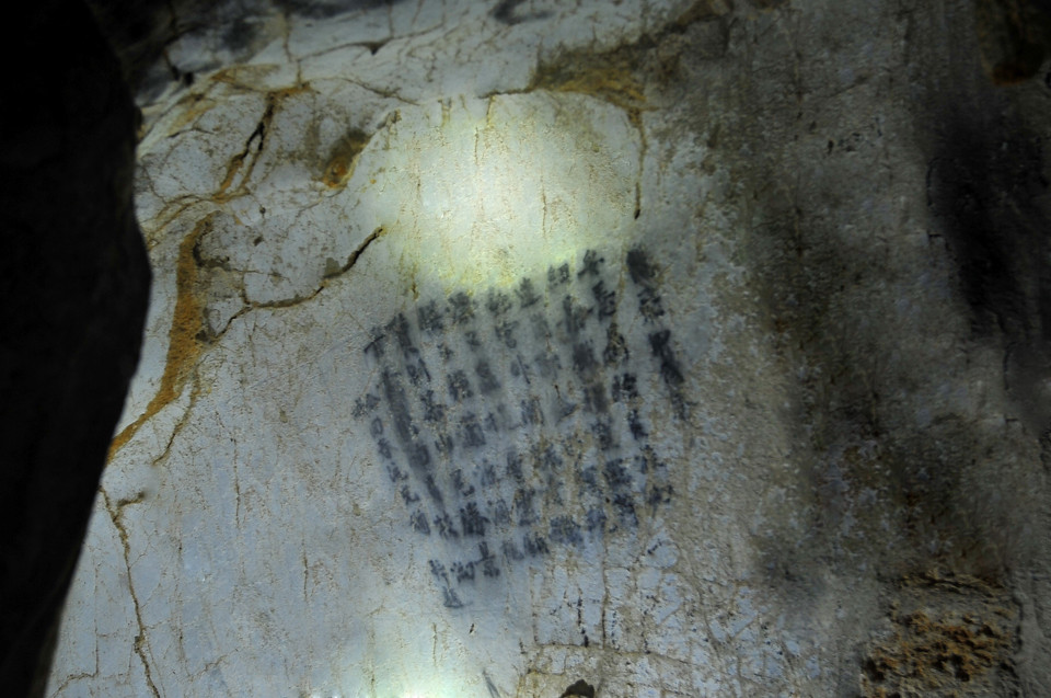 Trong động còn nhiều dấu tích là chữ viết lên đá từ hàng trăm năm nay. (Ảnh: Minh Đức/TTXVN)