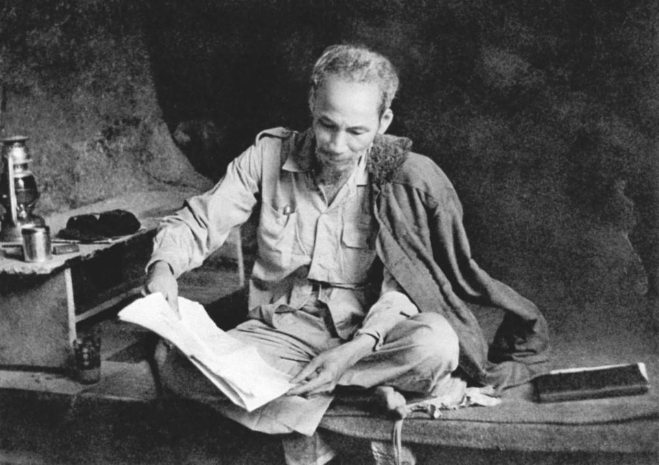  Chủ tịch Hồ Chí Minh làm việc trong hang đá ở Việt Bắc (1951). (Ảnh: Tư liệu TTXVN)