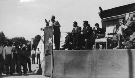 Chuyến thăm Pháp theo lời mời của Chính phủ Pháp kéo dài hơn 4 tháng (31/5-20/10/1946) của Chủ tịch Hồ Chí Minh với tư cách là nguyên thủ quốc gia của nước Việt Nam Dân chủ cộng hòa, giữa lúc đất nước đang đứng trước bao thử thách hiểm nguy là một trong những hoạt động đối ngoại quan trọng nhất của Chính phủ Việt Nam trong những năm 1945-1946 để cứu vãn nền hòa bình trong khi thực dân Pháp đang quyết tâm xâm lược Việt Nam một lần nữa. Trong ảnh: Chủ tịch Hồ Chí Minh nói chuyện với kiều bào Việt Nam tại Marseille, ngày 17/9/1946. (Ảnh: Tư liệu/TTXVN)