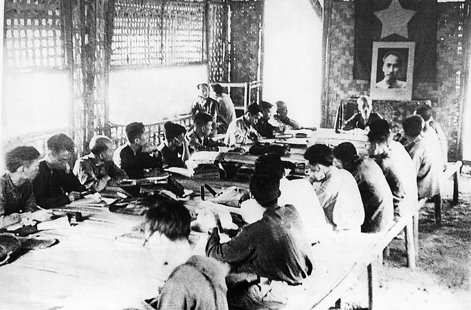 Chủ tịch Hồ Chí Minh chủ trì phiên họp Hội đồng Chính phủ tại Việt Bắc (1953). (Ảnh: Tư liệu/TTXVN)