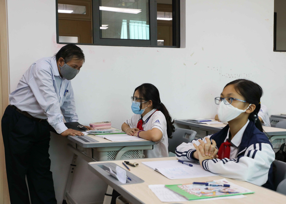 Ông Lê Ngọc Quang, Phó Giám đốc Sở Giáo dục và Đào tạo Hà Nội kiểm tra đột xuất tại trường Trường Tiểu học, Trung học cơ sở và Trung học phổ thông Archimedes (huyện Đông Anh, Hà Nội). (Ảnh: Thanh Tùng/TTXVN)