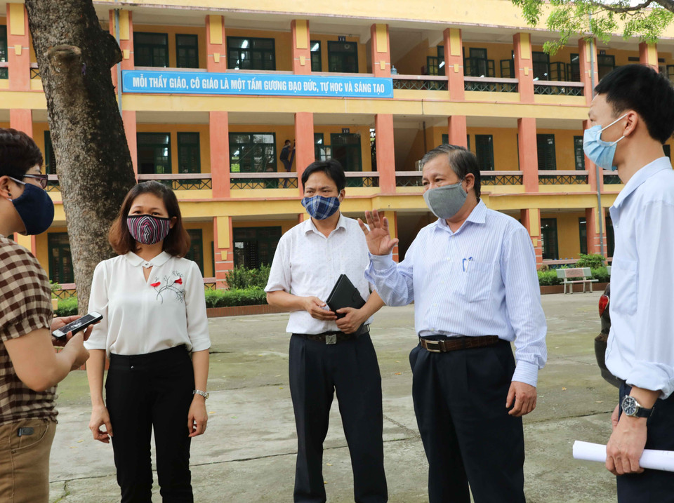 Ông Lê Ngọc Quang, Phó Giám đốc Sở Giáo dục và Đào tạo Hà Nội kiểm tra đột xuất tại Trường THPT Vân Nội, huyện Đông Anh (Hà Nội). (Ảnh: Thanh Tùng/TTXVN)