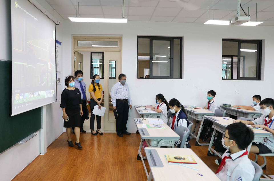 Ông Lê Ngọc Quang, Phó Giám đốc Sở Giáo dục và Đào tạo Hà Nội kiểm tra đột xuất tại trường Trường Tiểu học, Trung học cơ sở và Trung học phổ thông Archimedes (huyện Đông Anh, Hà Nội). (Ảnh: Thanh Tùng/TTXVN)