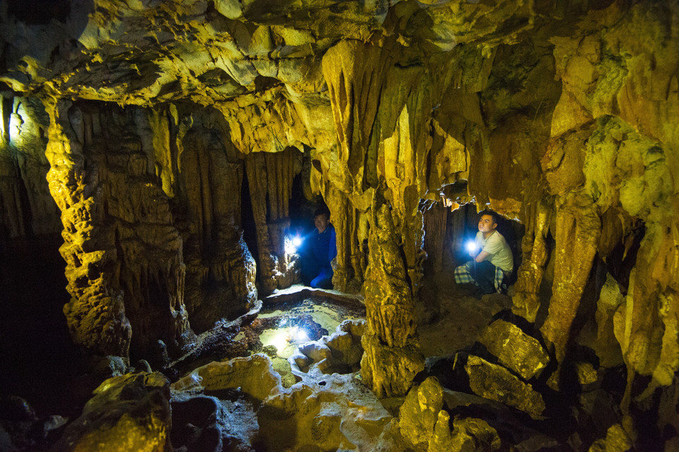 Trong động nhiều chỗ có những hố nước trong mát nhỏ xuống đều đều từ trần hang, quanh năm không cạn. (Ảnh: Minh Đức/TTXVN)