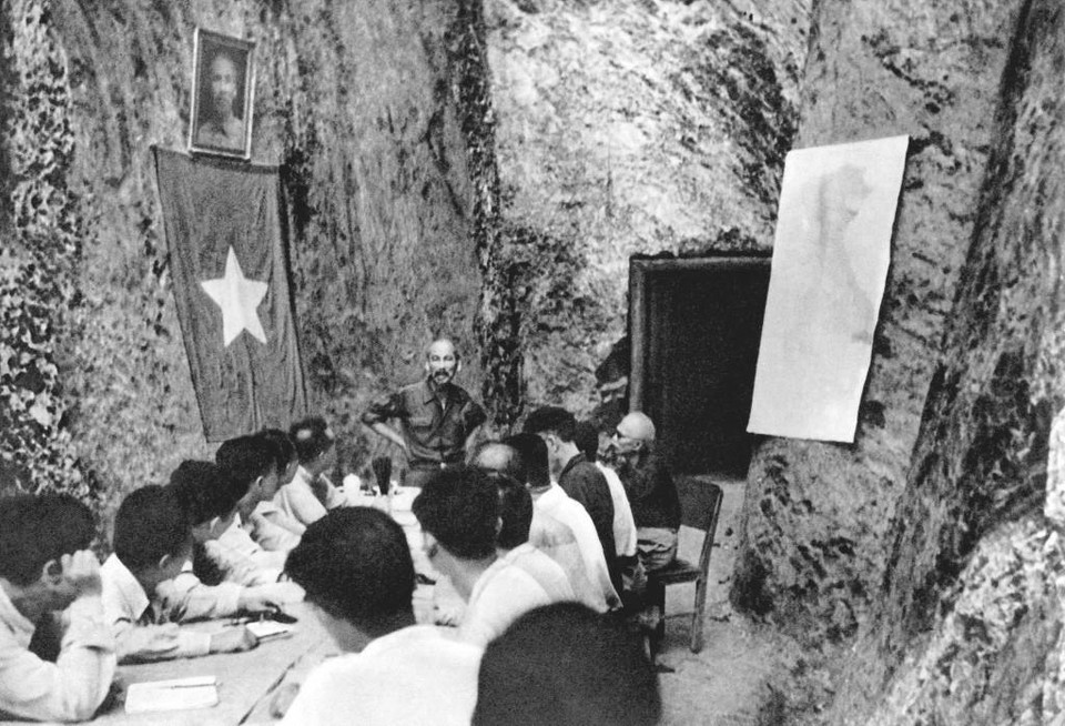 Chủ tịch Hồ Chí Minh chủ trì phiên họp Hội đồng Chính phủ sau chiến thắng Điện Biên Phủ tại xã Kim Quan, huyện Yên Sơn, tỉnh Tuyên Quang (23/7/1954). (Ảnh: Tư liệu/TTXVN)