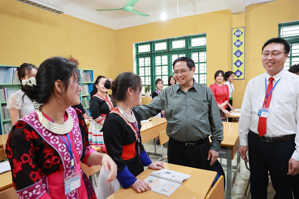 Thủ tướng Phạm Minh Chính thăm, động viên học sinh Trường Phổ thông Dân tộc Nội trú tỉnh Điện Biên. (Ảnh: Dương Giang/TTXVN)
