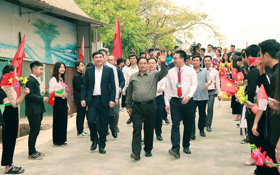 Thủ tướng Phạm Minh Chính thăm Trường Phổ thông Dân tộc Nội trú tỉnh Điện Biên. (Ảnh: Dương Giang/TTXVN)