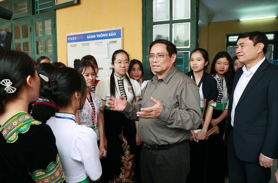 Thủ tướng Phạm Minh Chính thăm, động viên học sinh Trường Phổ thông Dân tộc Nội trú tỉnh Điện Biên. (Ảnh: Dương Giang/TTXVN)