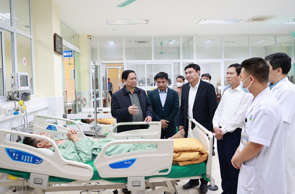 Thủ tướng Phạm Minh Chính thăm bệnh nhân đang điều trị tại Bệnh viện Đa khoa tỉnh Điện Biên. (Ảnh: Dương Giang/TTXVN)