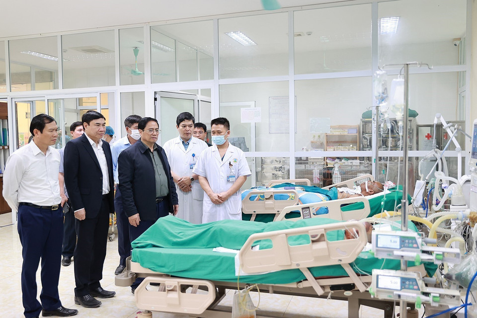 Thủ tướng Phạm Minh Chính thăm bệnh nhân đang điều trị tại Bệnh viện Đa khoa tỉnh Điện Biên. (Ảnh: Dương Giang/TTXVN)