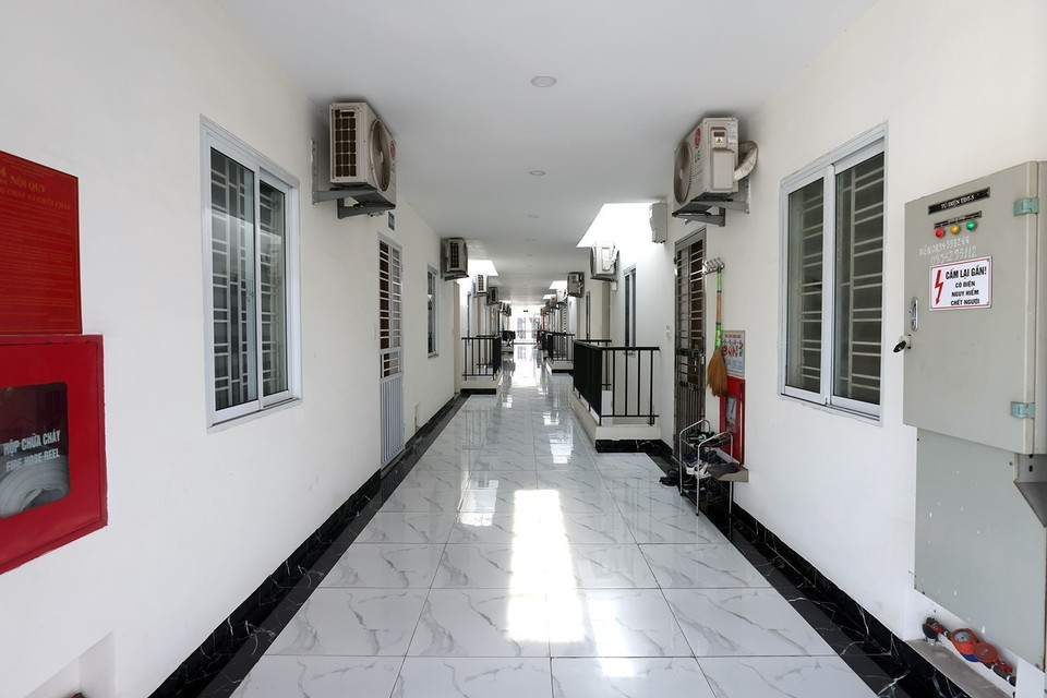 Hành lang thông thoáng, sáng sạch trong khu nhà ở xã hội Hoàng Huy xã An Đồng, huyện An Dương. (Ảnh: Tuấn Anh/TTXVN)