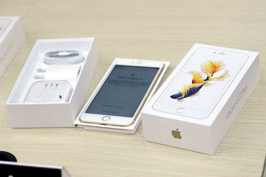 Chiếc iPhone 6S Plus chính hãng đầu tiên được 'khui' tại cửa hàng của FPT Shop. (Ảnh: Trung Hiền/Vietnam+)