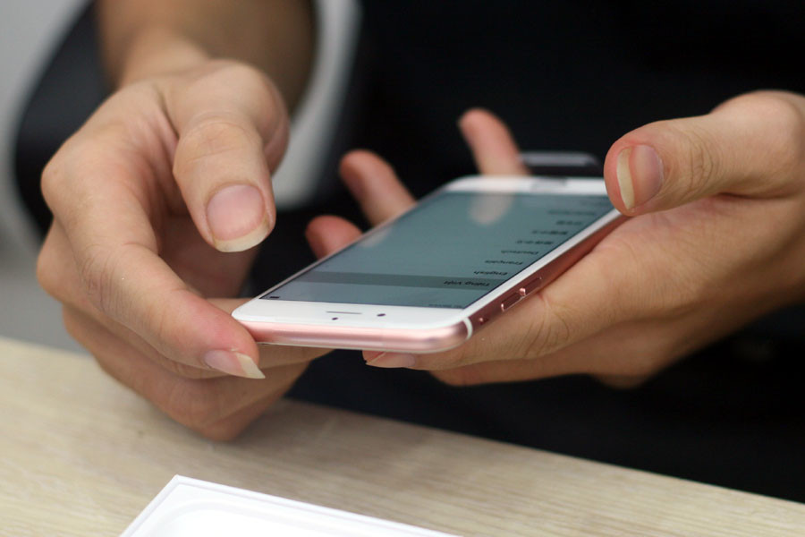 Cài đặt máy cho khách hàng. (Ảnh: Trung Hiền/Vietnam+)