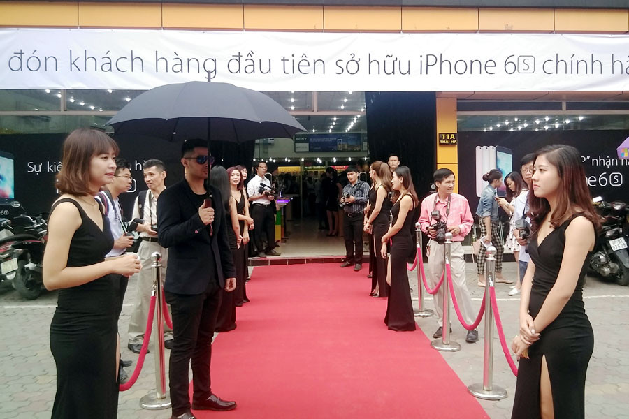 Thegioididong đón tiếp các iFan khá nồng hậu. (Ảnh: Trung Hiền/Vietnam+)