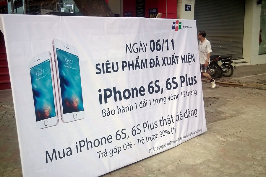 Ngay từ sáng sớm, các cửa hàng bày đủ loại thông báo bán iPhone 6S. (Ảnh: Trung Hiền/Vietnam+)