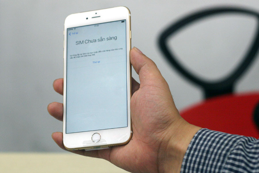 Cận cảnh iPhone 6S Plus chính hãng. (Ảnh: Trung Hiền/Vietnam+)