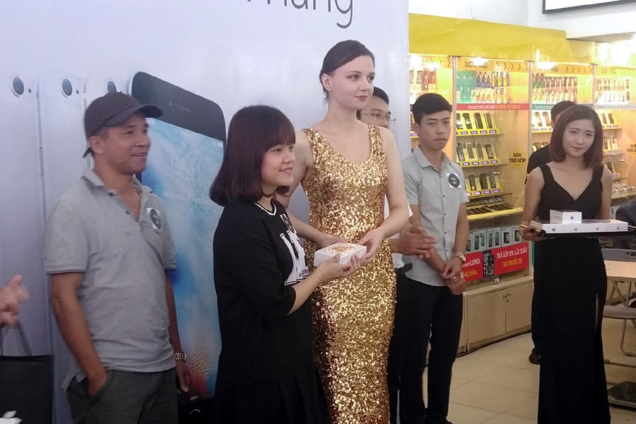 Thegioididong tổ chức trao máy cho các khách hàng đầu tiên khá long trọng. (Ảnh: Trung Hiền/Vietnam+)
