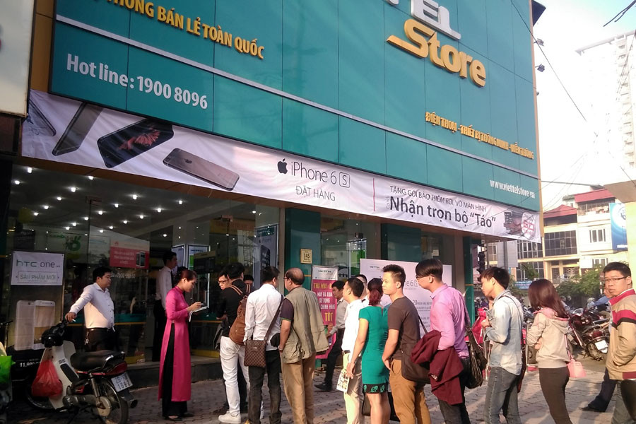 Xếp hàng vào mua iPhone chính hãng tại cửa hàng của Viettel. (Ảnh: Trung Hiền/Vietnam+)