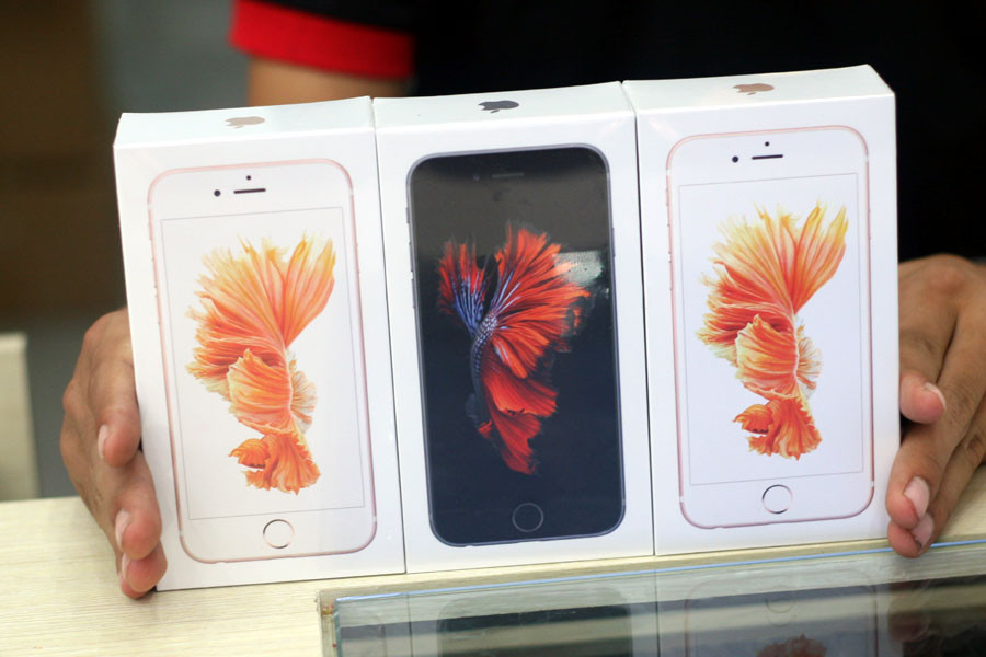 Những chiếc iPhone 6S chính hãng đã sẵn sàng giao đến tay người dùng. (Ảnh: Trung Hiền/Vietnam+)