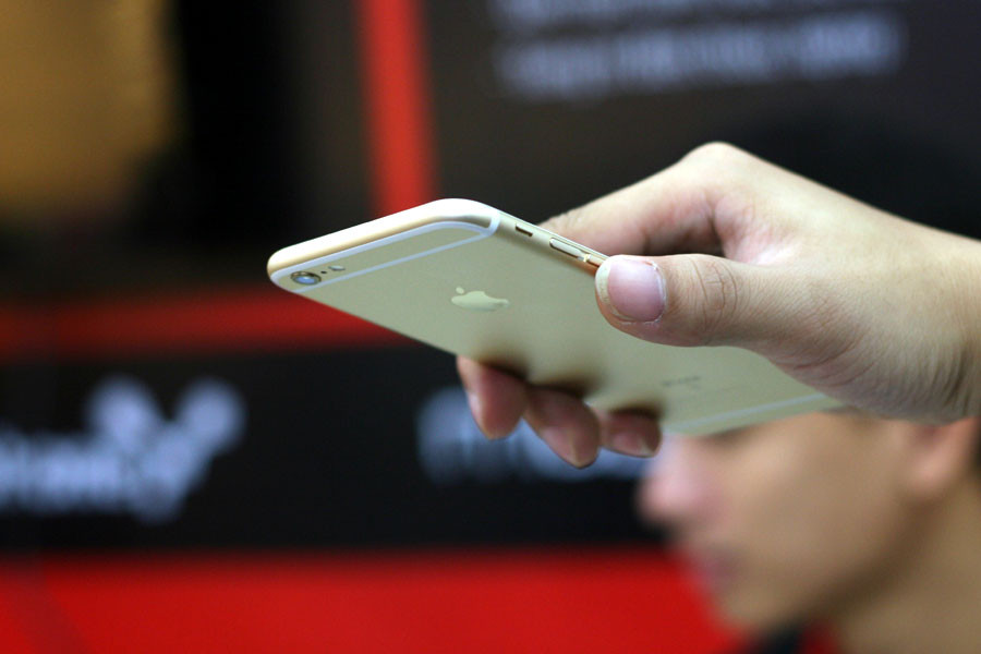 Không còn cảnh xếp hàng mua 'siêu phẩm' mới của Apple tại Hà Nội, song sản phẩm này vẫn gây được sự chú ý của nhiều người. (Ảnh: Trung Hiền/Vietnam+)