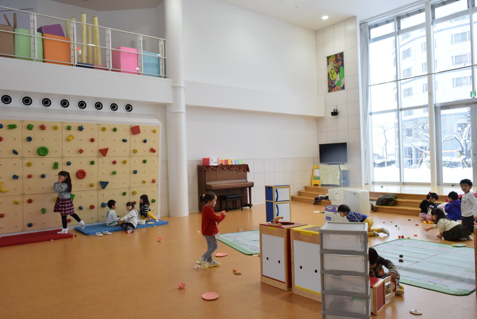 Khẩu hiệu của nhà trẻ của Học viện giáo dục Aomori Tanaka là “Thể chất khỏe mạnh, tinh thần tươi sáng và trái tim nồng hậu”. (Ảnh: Nguyễn Tuyến-Gia Quân/Vietnam+)