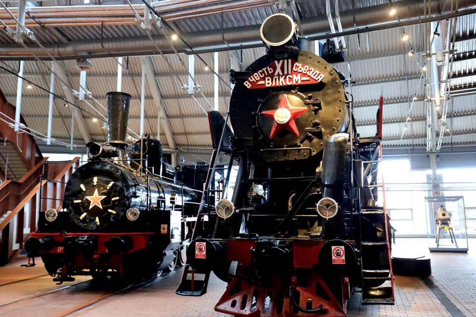 Các đầu máy xe lửa được sản xuất nhân dịp các sự kiện chính trị quan trọng của thời Liên Xô. (Ảnh: Trần Hiếu/TTXVN)
