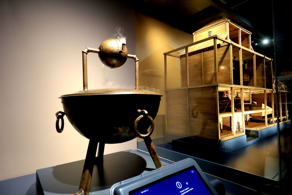 Mô hình động cơ hơi nước, được coi là trái tim của đầu máy xe lửa thời kỳ đầu của đường sắt Nga. (Ảnh: Trần Hiếu/TTXVN)