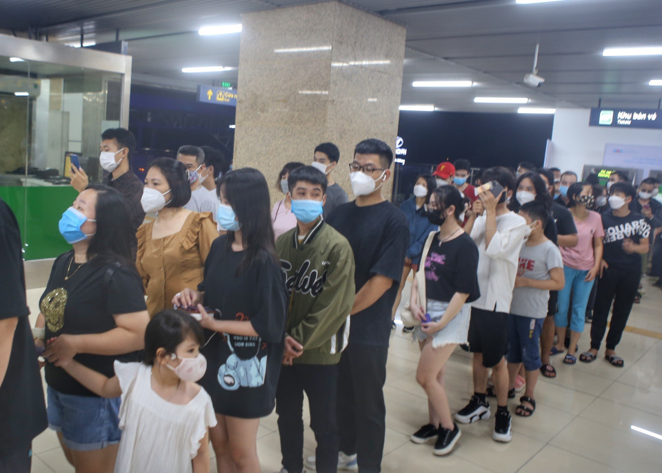 Khách xếp hàng dài để quẹt thẻ lên tàu. (Ảnh: Tuấn Đức/TTXVN)